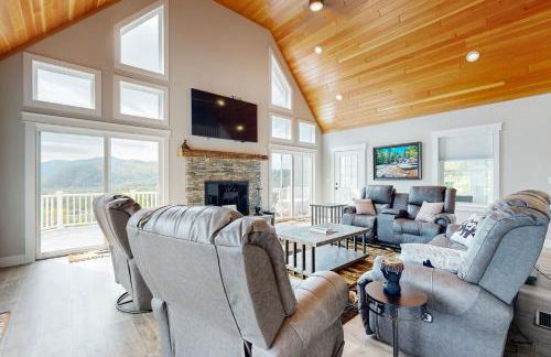 Hilltop Hideaway - Photo 2