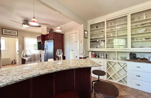 Big New England Family Home; walk to beach, shops - Foto 40