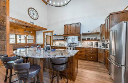 Luxe Hot Springs Cabin w/Pond and Game Room! - Foto 18