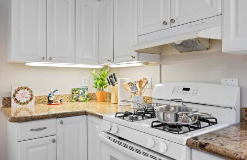 Midtown Apartment with Private Parking and King Bed - Foto 11