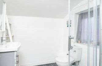 Convenient 2BR House with Great Transport Links - Photo 26