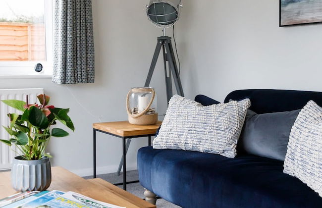 Coastal Retreat for 8 With Hot Tub - Walk to Beach - Foto 77