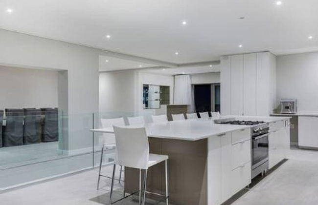 Large 9 Bedroom Villa in Camps Bay w Pool Apostles Views - Photo 10