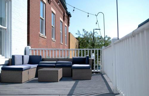 Main Street Balcony Apartment For up to 8 guests! - Foto 24