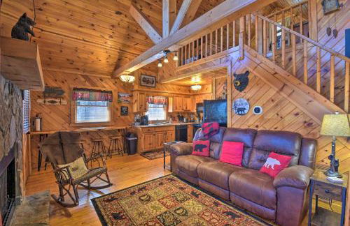 Helen Cabin with Deck and Hot Tub Less Than half Mi to Main St - Foto 1