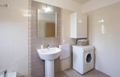 Awesome Home In Tugare With Kitchen - Foto 34