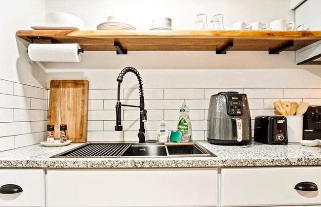 Rustic Gem 5min-asian District Full Kitchen - Photo 8