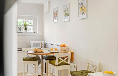 3 Bedroom Mews Home - Clapham Common - Free Private Parking - Sleeps 5 - Newly Refurbished - Sweetpea & Pillow Properties - Foto 12