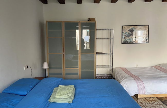 Lovely 2-bed Apartment in Barcelonas Best Location - Photo 2