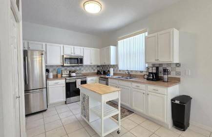 Themed kid bedrooms, 17 miles to Disney and Legoland, private pool, kitchen, wifi, washer, dryer - Foto 36