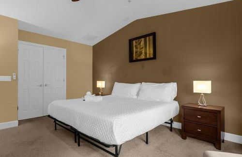 Cozy & Elegant 4BR Enchanted Townhouse - 1 Mile to Disney with Resort Pool, Gym, & Jacuzzi - Photo 28