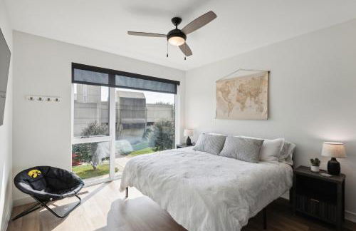 New Modern Townhome With Rooftop Patio 2 Bedroom Townhouse by RedAwning - Photo 31