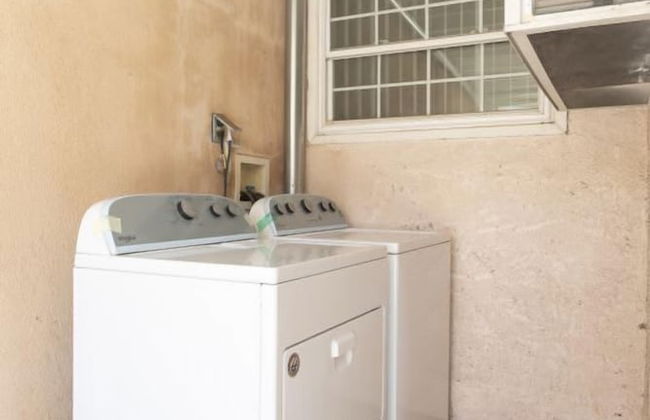 Charming Spacious Home - Modern Comforts, Prime Location - Photo 54