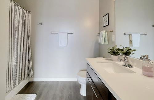2BR 2 BA Apt Downtown wHot Tub & Amenities! - Foto 8