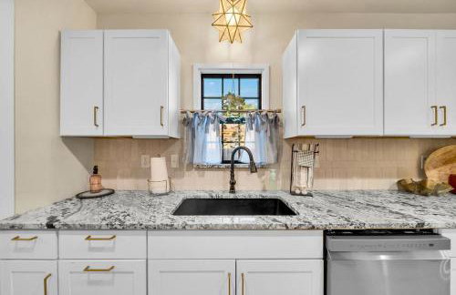 Fully Restored cottage, AMAZING game room, hot tub - Foto 23