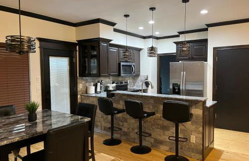 Deer Lake Cabin 3 bd Room NEWLY BUILT with Fireplace Hot Tub and EV Charger - Foto 1