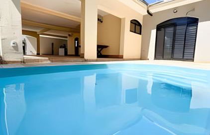 Casa com piscina, área gourmet e espaço p/ festas - Foto 1