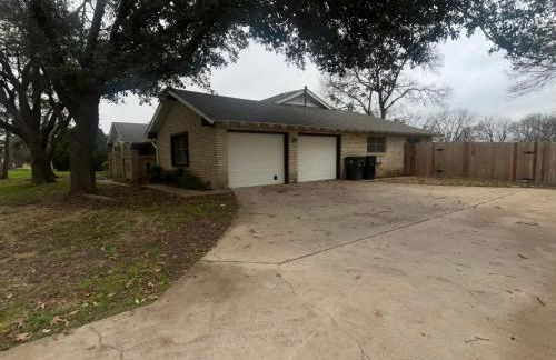 Farmhouse With Amazing Pool at Wester Hills Temple - Photo 16