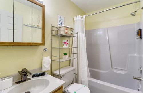 Private Hot Tub Lakefront Poconos Home! - Foto 20