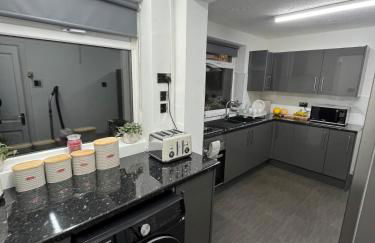 Marcot House Modern 5 bedroom house Solihull 10 mins drive from bhx & nec private off road parking - Foto 32