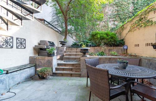 Luxurious Gold Coast 4BR 4-Story Villa with Parking Sleeps 12 Guests - Photo 15