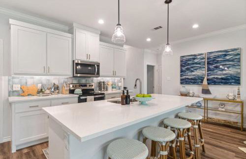 The Benjamin I - 2022 Built Luxury Retreat with Backyard Paradise with Hot Tub Outdoor Movie Screen Dock & Boat Rental - Foto 5