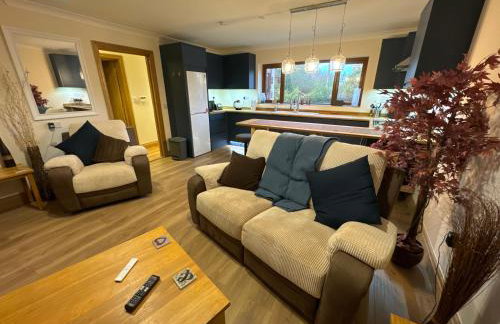 New city flat, 3 x double bed en-suite bedrooms, private kitchen & lounge, free private parking & own workspaces - Foto 14