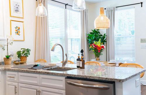 The Botanical Suite Newly Built Upscale Central - Photo 35