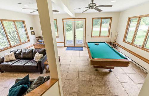 Impressive Dual Woods and Lake Homes That Sleep 32 - Foto 71