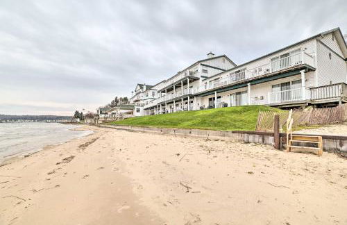 Portage Lake Condo with Deck and Pool Access! - Foto 26