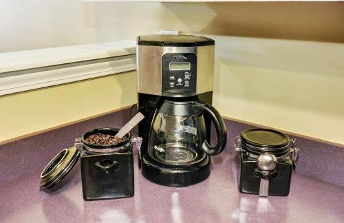 Lux Townhouse, Walk to All, Sleeps 6 Adults - Photo 11