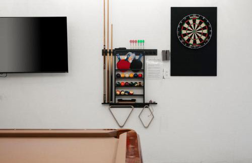 NEW Retro Escape 70's Vibes Wellness Game Room - Foto 26