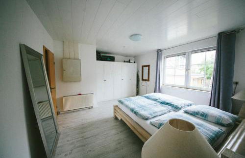 Große & voll ausgestattete Apartments, Studios, Doppelzimmer, Workspace, Parkplatz, Netflix, Prime & schnelles Wifi in ruhiger Lage mit Garten - Foto 20