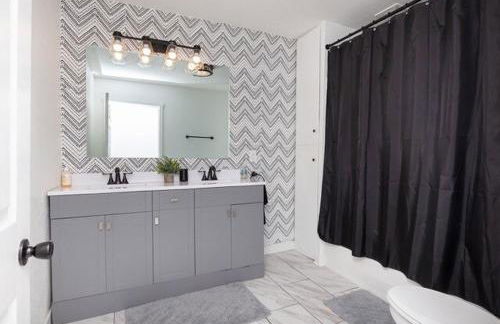 Spacious 9BR Home Ideal for Groups Near Downtown - Foto 27