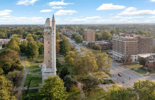 Luxury Living: Grand 7BR/5BA near Everything - Photo 46