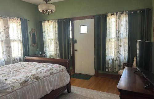 Private Gated Garden Suite in Historic Home, walk to UNM Football and Basketball, UNM and Pres Hospitals - Foto 7