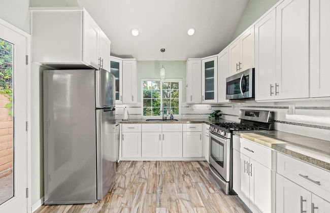 Spacious Retreat w Modern Decor and Private Yard - Photo 29