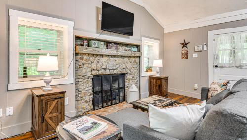 Hot Tub and Deck Cabin Hideaway in Brown County - Foto 5