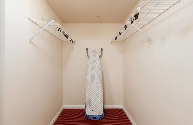 Airport Beautiful View 1 BDR Penthouse - Photo 8