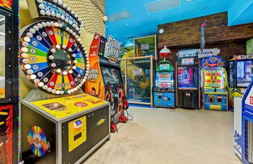 Disney World Cinderella Castle Lazy River Pool & Game Room - Foto 7