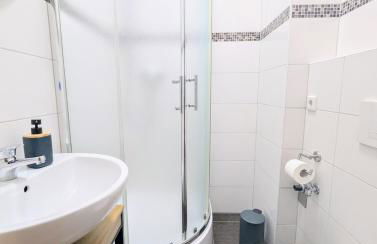 Gemütliches Apartment - hochwertiges Boxspringbett, privater Parkplatz, Terrasse, komplette Küche, WLAN, 40 Zoll HD TV - Foto 14