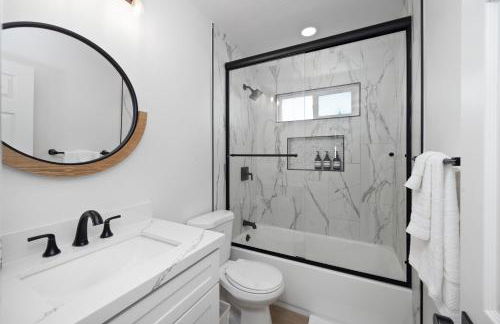 NEW Lux 5BR Villa Near Disney, Knotts, LA, OC with Hot Tub & Games - Photo 22