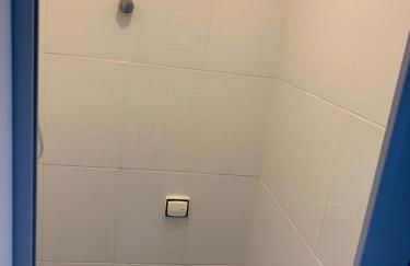 Apartamento Praia das Astúrias, 2 minutos de caminhada para praia, piscina, garagem demarcada, cama Queen - Foto 10
