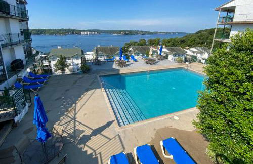 Pool Access Waterfront Lake Ozark Condo with Patio - Foto 36