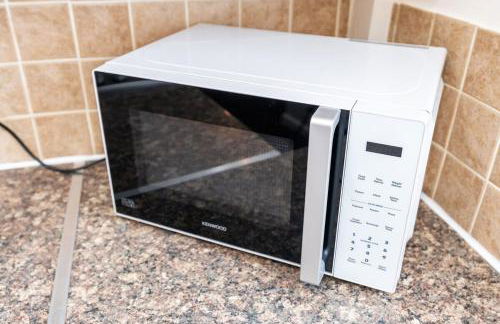 Convenient 2BR House with Great Transport Links - Photo 15