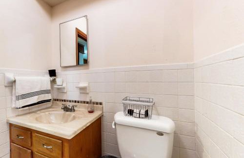 Laid-Back Lake House with Wraparound Deck - Foto 15