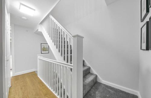 Spacious and Elegant Home with a Beautiful Garden - Foto 24