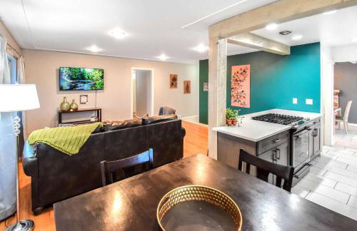 Enchanting Upper Unit with City Charm - Foto 38
