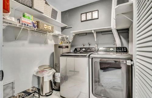 Three Bedroom Pool Home with Modern Interior Design - Foto 16