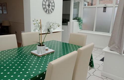 3BR House with garden near Bicester Village - Foto 1